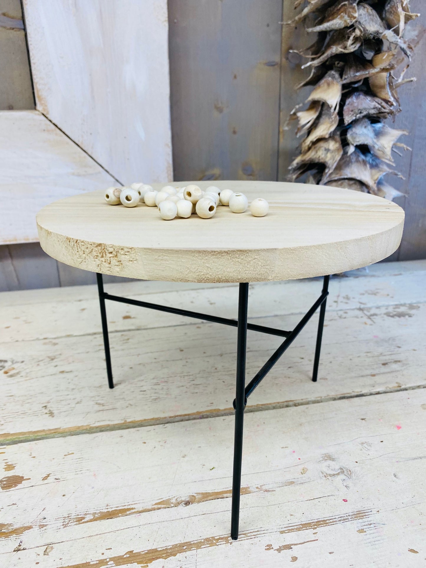 Klein rond houten plateau op ijzeren pootjes met houten kralen, plateau D20cm