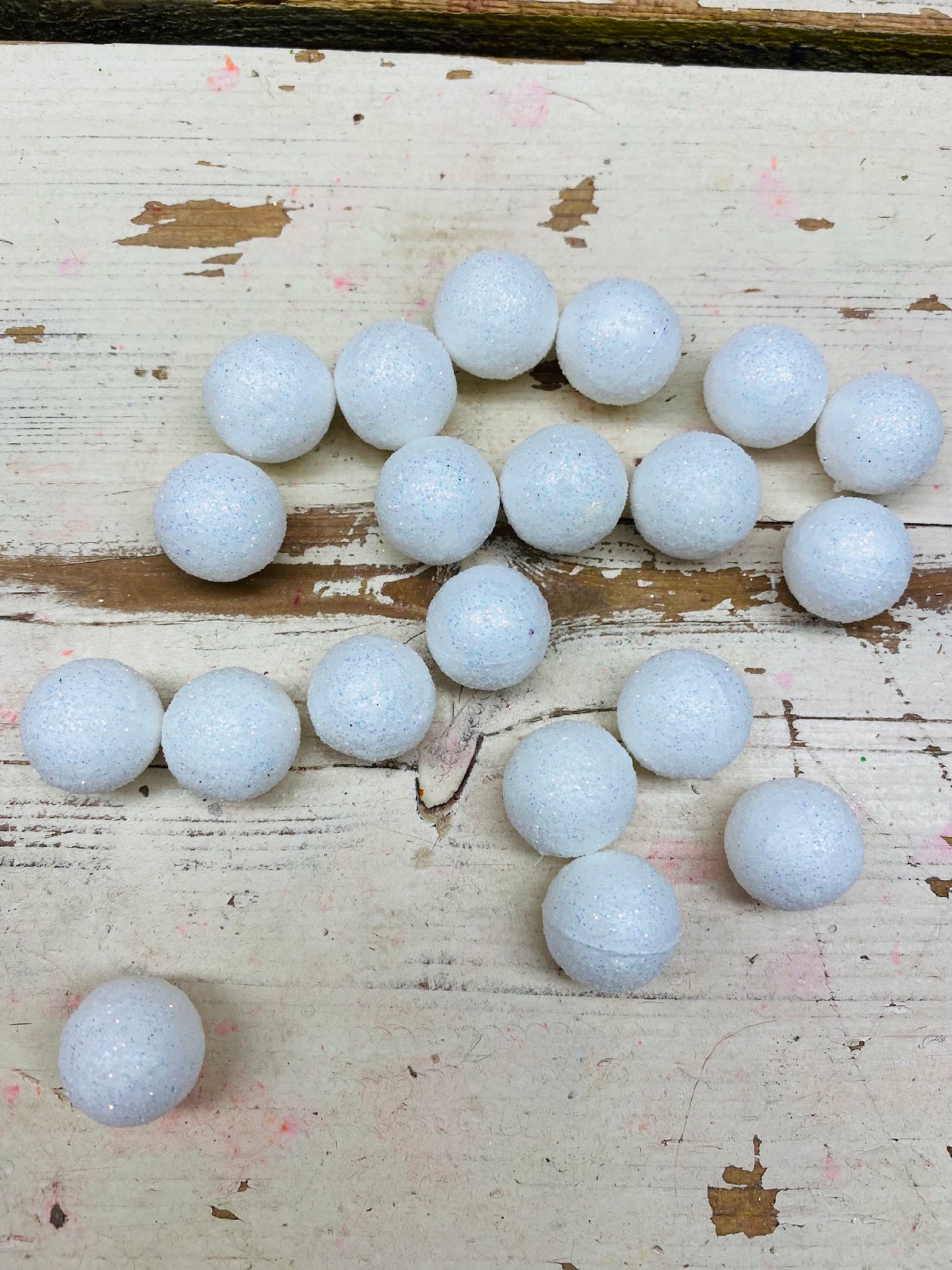 Kerst bolletjes, piepschuim/tempex, wit glimmend, tros 10 stuks, zonder steeltje