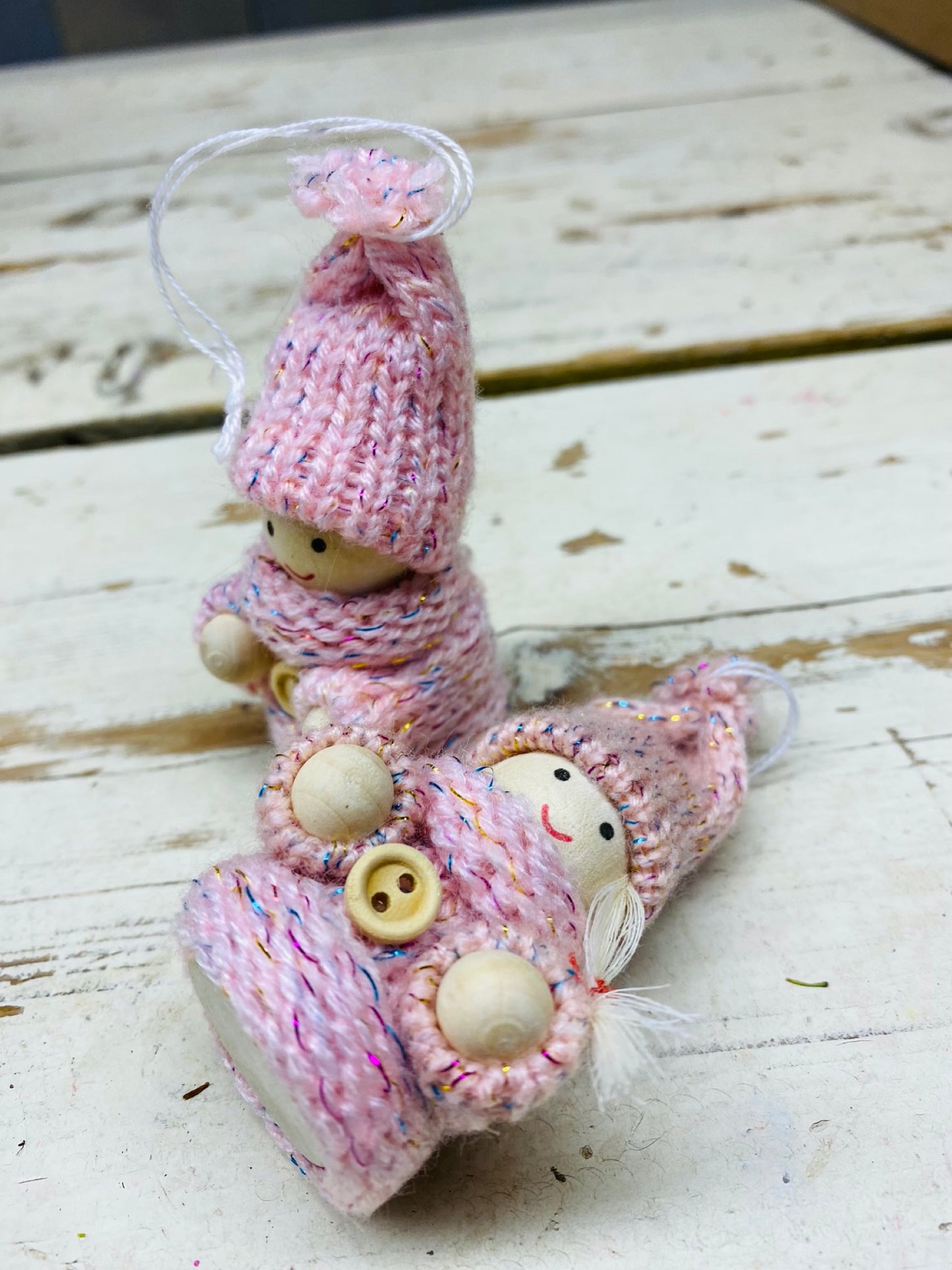 Baby hang popje, hout/roze, L8cm, per stuk