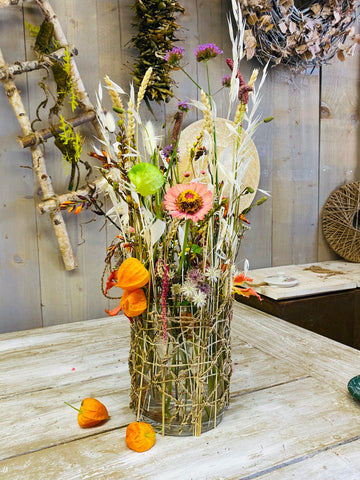 Moderne herfst creatie met rechtopstaande verse- en droogbloemen