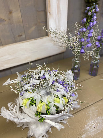 Winter verennest met bloemen