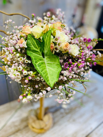 Zwevend voorjaarsnest bloemstuk met bloemen Ton sur Ton