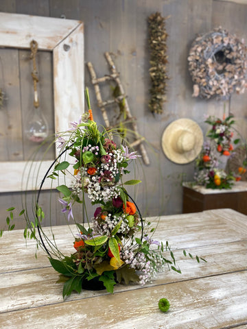 Doorkijk pompoen met herfst bloemen