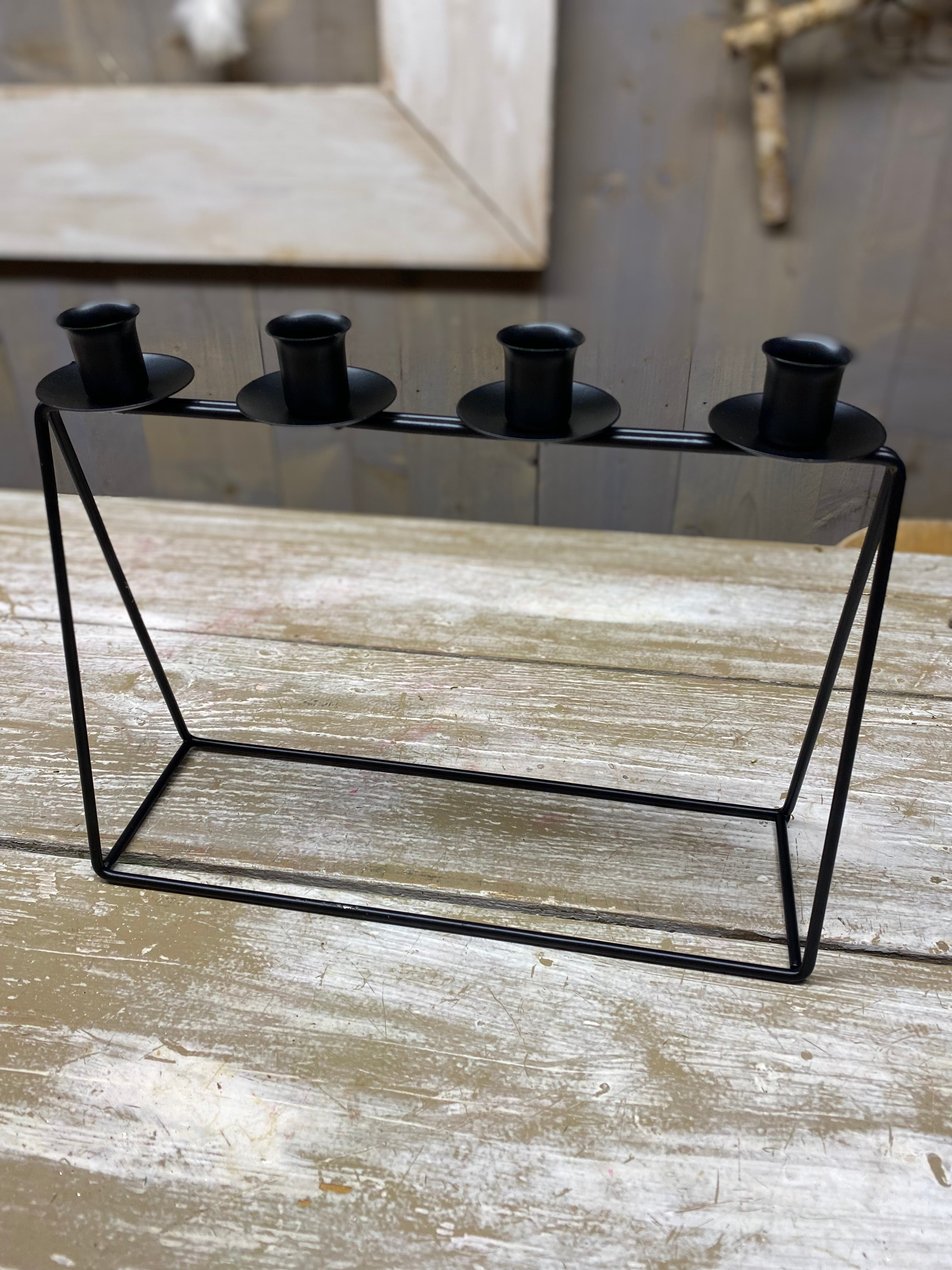 Kaars houder/ kandelaar, zwart metaal, 4 dunne kaarsen, H20cm B33cm, per stuk