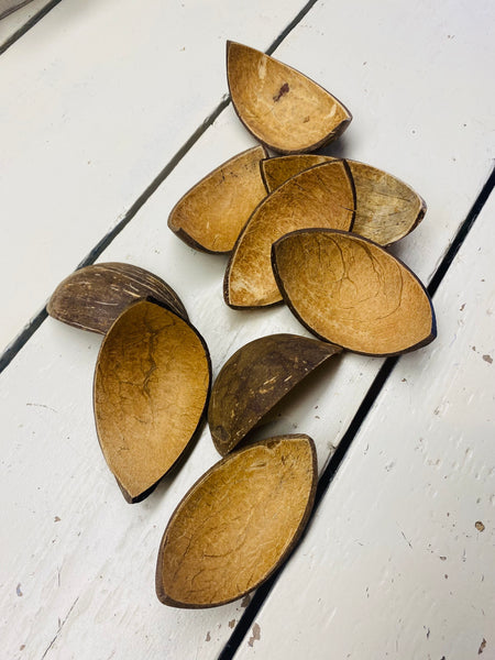 Coconut bootjes, naturel, ±L10cm, per 10stuks, met gaatje aan een zijde