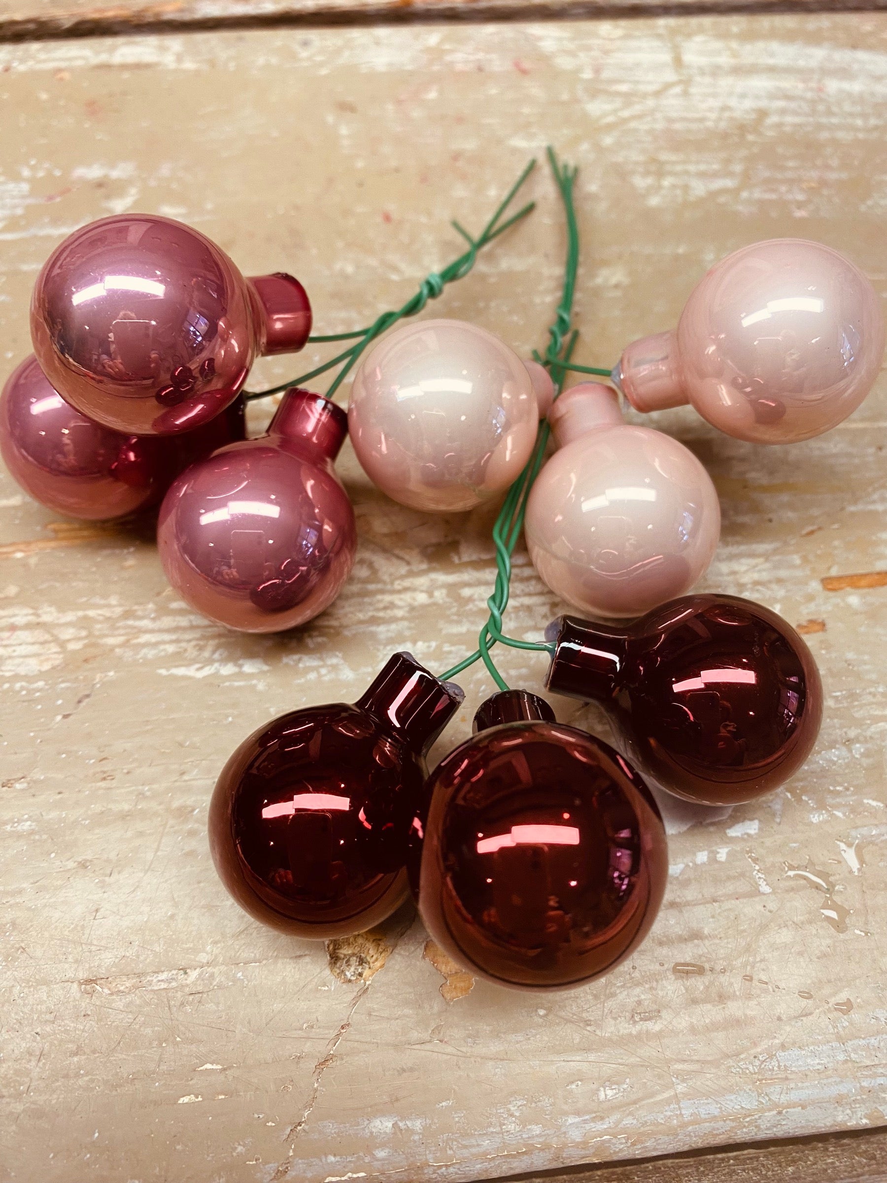 Kerstballen, 3 tinten z.roze/b.rood/f.roze, op draad, per 9 stuks