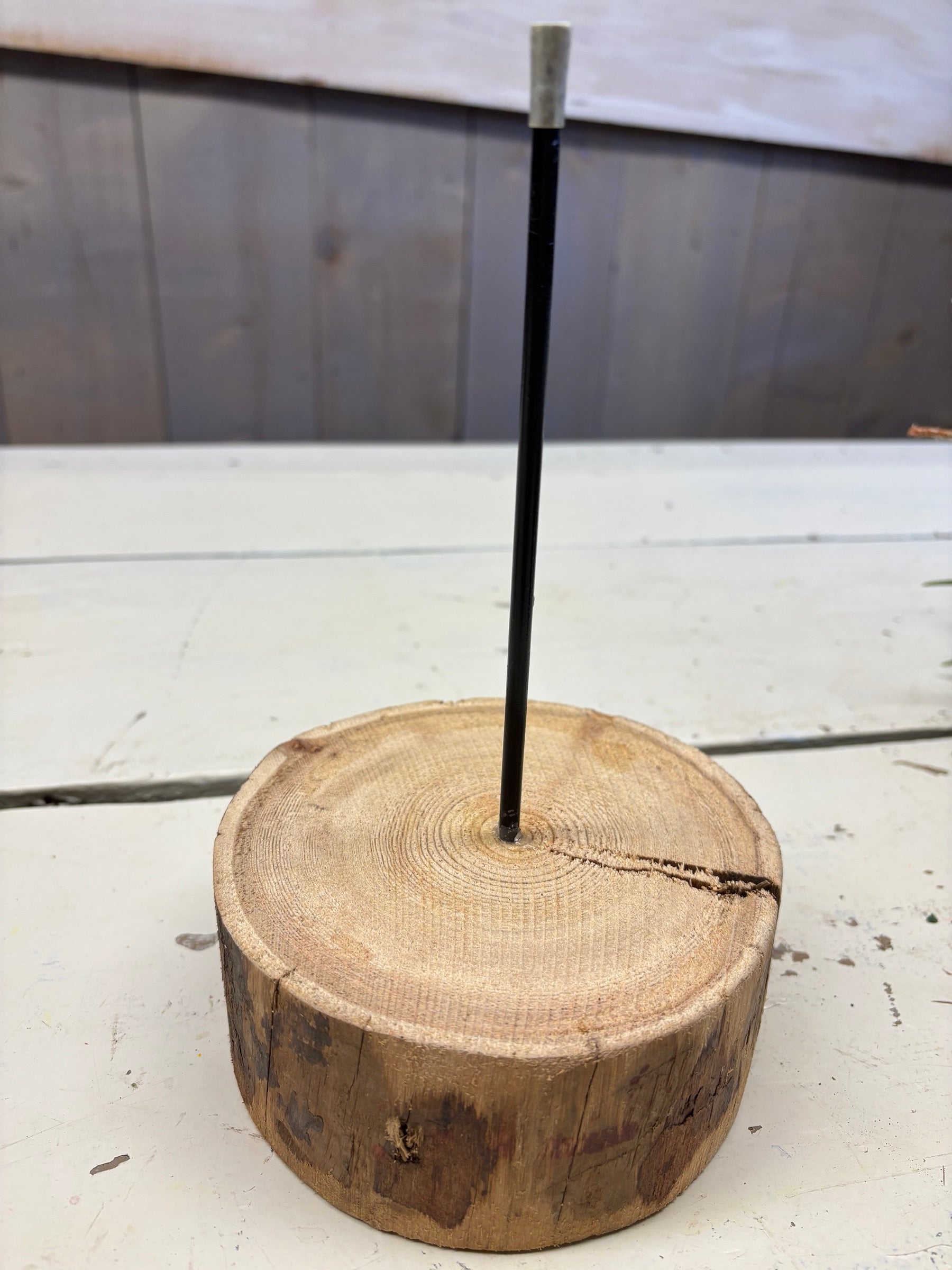 Standaard, op houten schijf, 20cm hoog, per stuk
