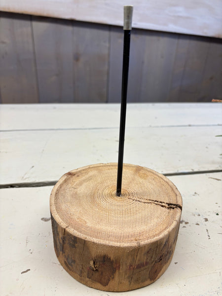 Standaard, op houten schijf, 20cm hoog, per stuk