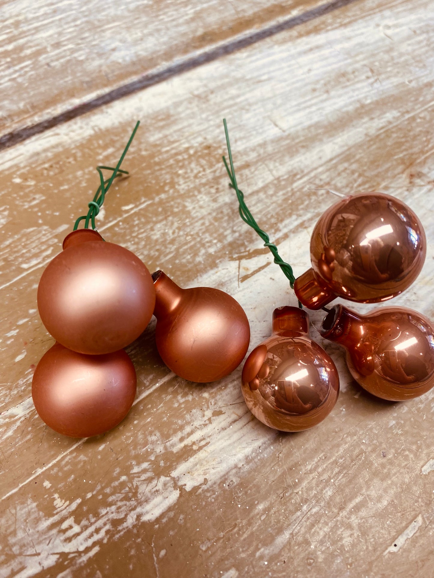 Kerstballen 3 oud roze mat en 3 glimmend roze, op draad, 6stuks totaal