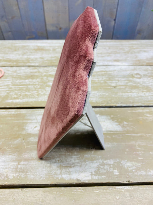Sierraden houder, oud roze fluweel op kartonnen ondergrond, staand, H32cm, br21cm