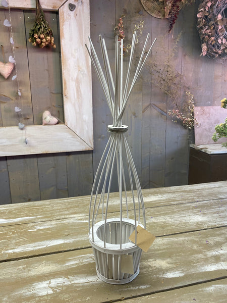 Ronde bak met houten stokken en ringen, white wash, H58cm, per stuk