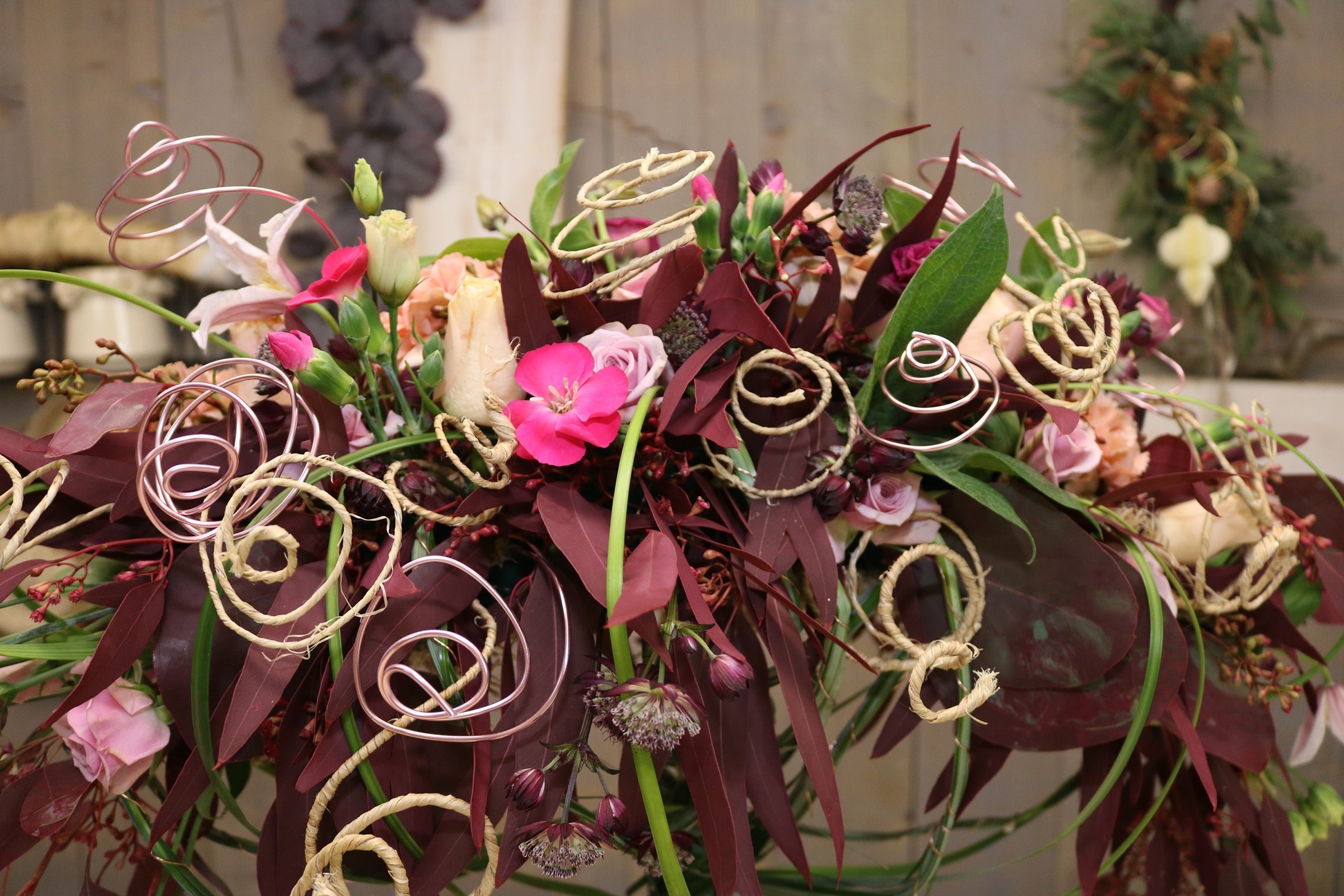 <video> Bloemencompositie op standaard in Fuchsia tinten