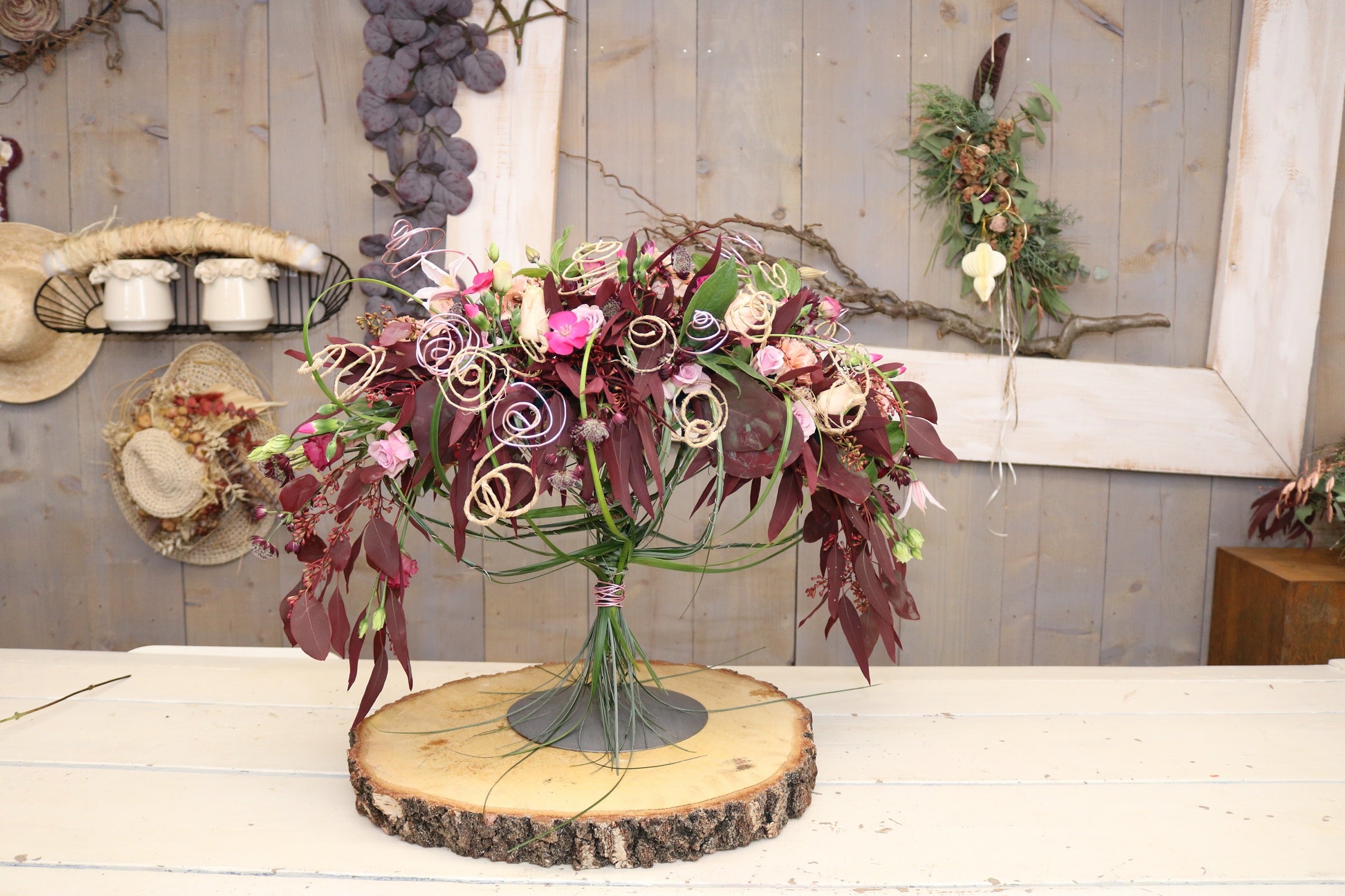 <video> Bloemencompositie op standaard in Fuchsia tinten