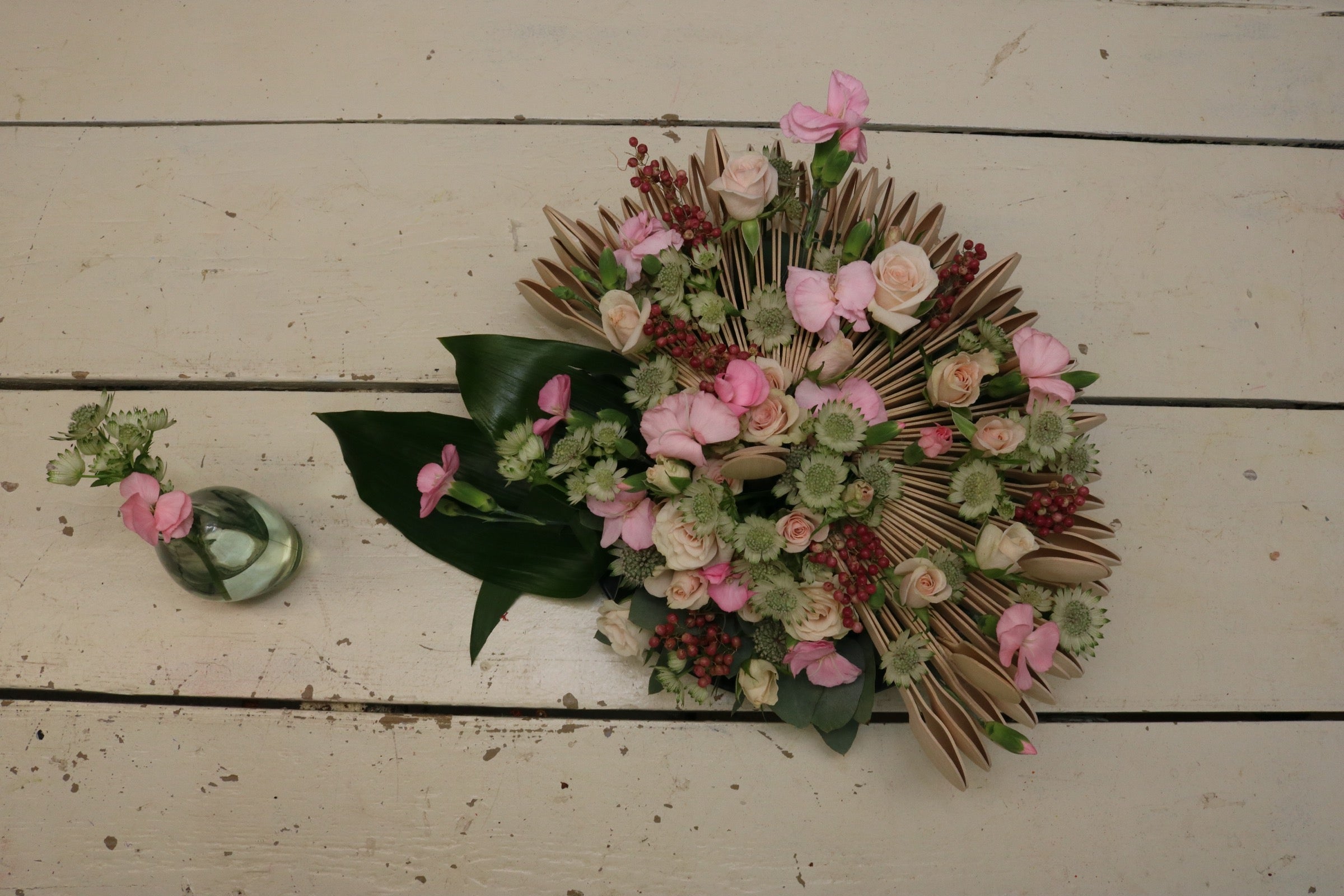 <video>Winterstuk met lieflijke bloemen in zelfgemaakt frame