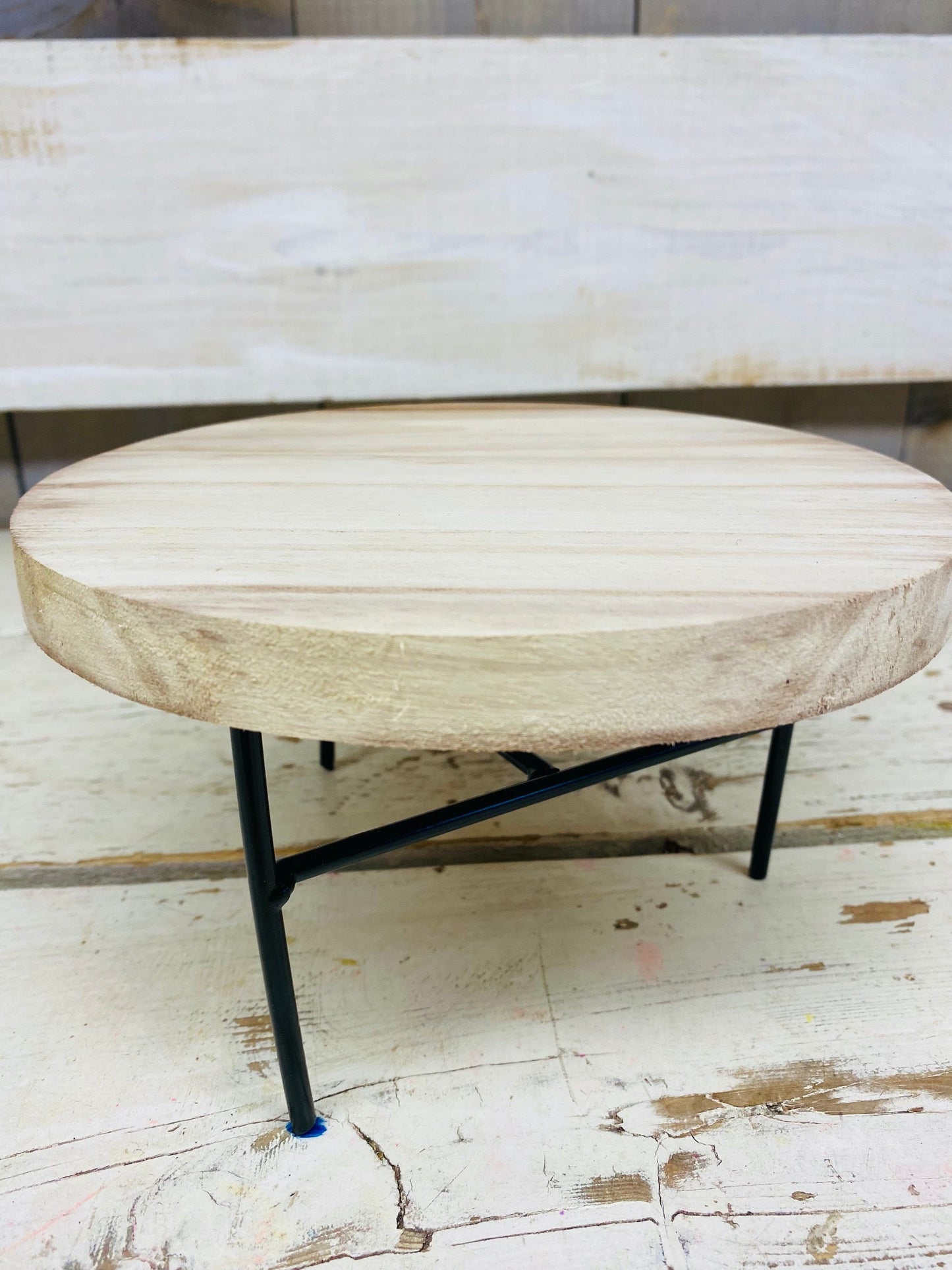 Groot rond houten plateau op ijzeren pootjes, plateau D25cm , per stuk