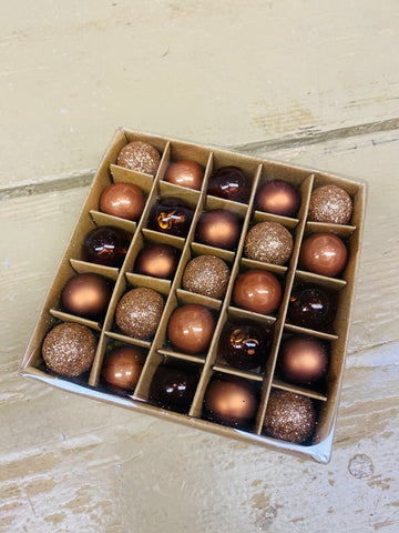 Kerstballetjes gemengd, hele kleine in koper tinten, per 25 stuks