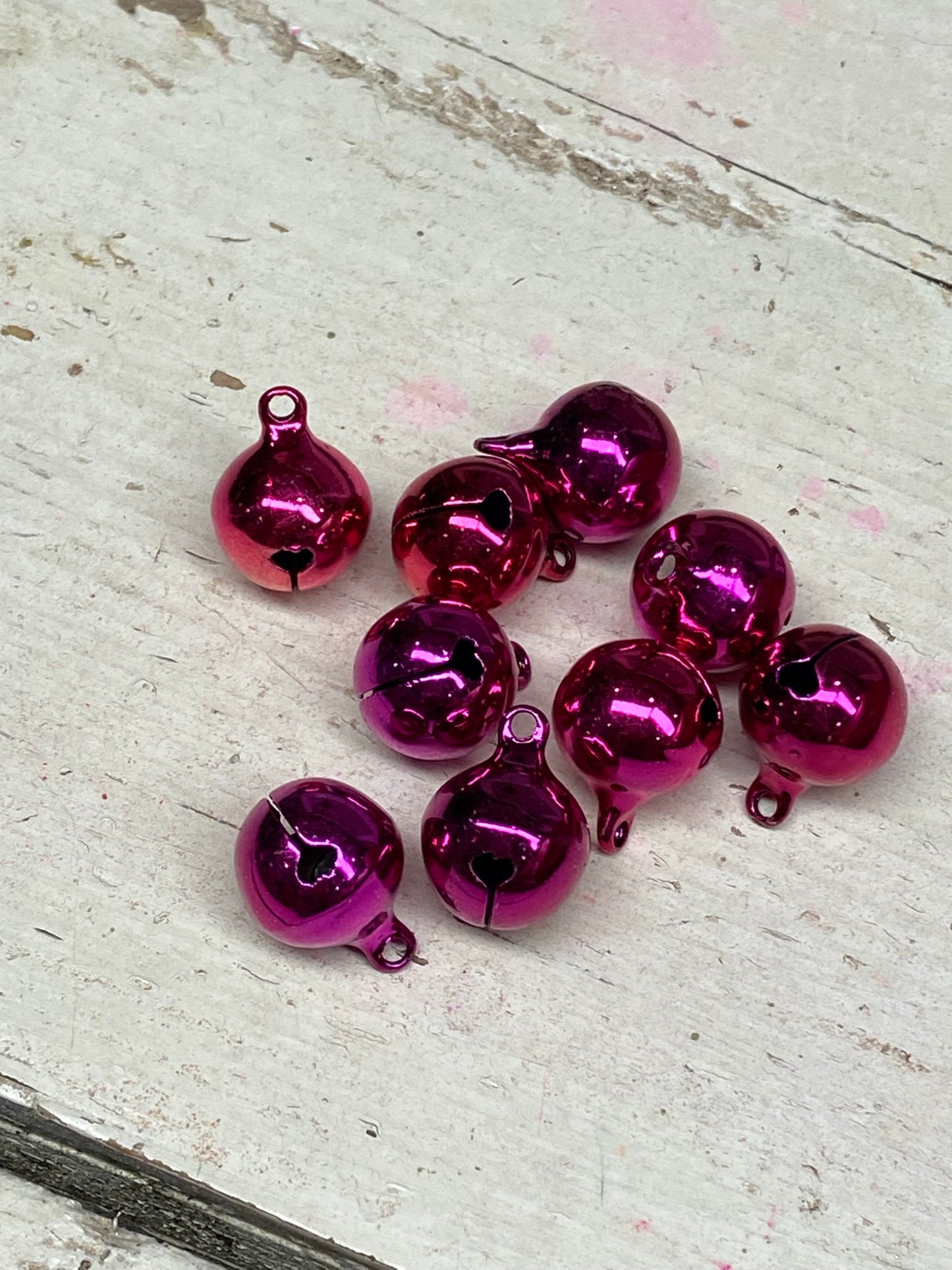 metalen bellen met ophang gaatje, rood / lila, per potje, 10 stuks