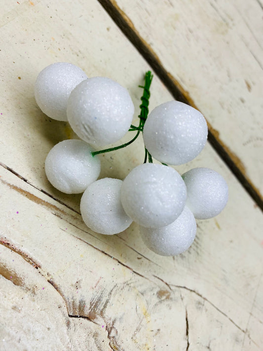 Kerst bolletjes, piepschuim/tempex, wit glimmend, tros 10 stuks