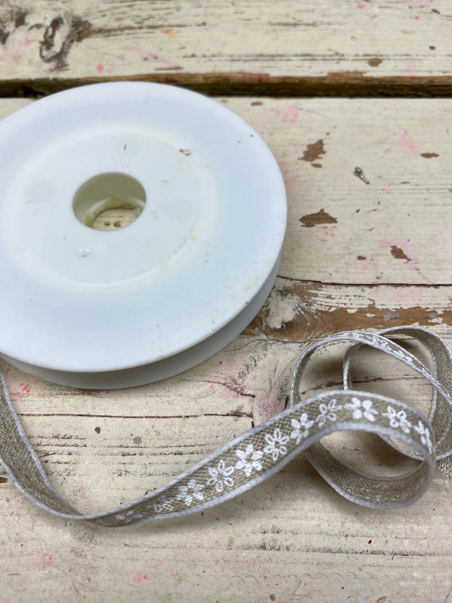 Lint met ijzerdraad in, beige met bloemen op, per meter