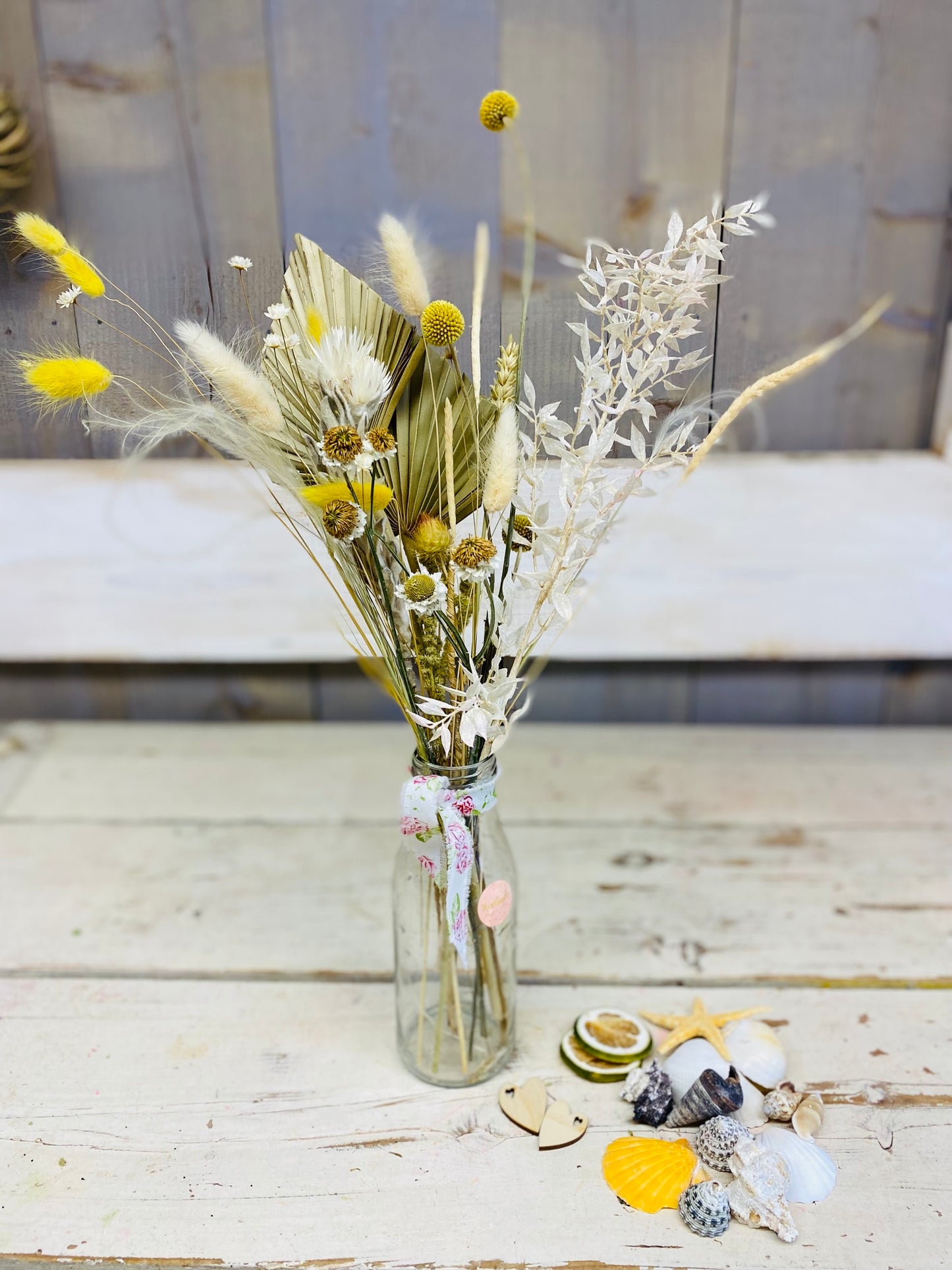pakketje van 37 droogbloemen, wit en geel,+10 schelpen, +2 hartjes