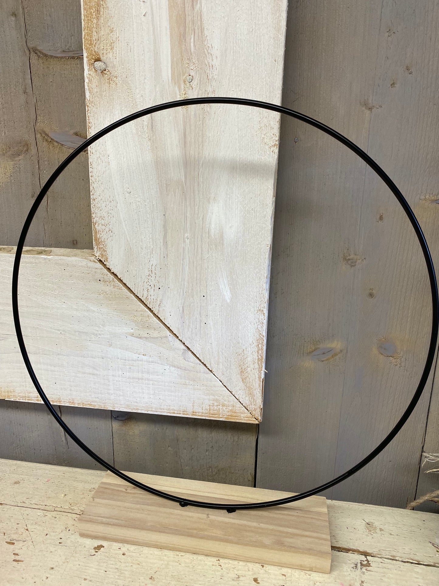 IJzeren zwarte ring op naturel houten voet, 40cm doorsnee