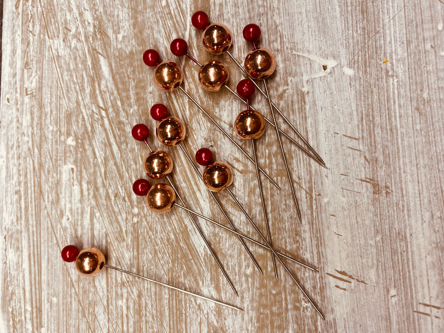 Speldenkop, per 10stuks, rood met koperen parel,