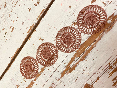 Lint smal, oud roze, gehaakte cirkel per 20cm