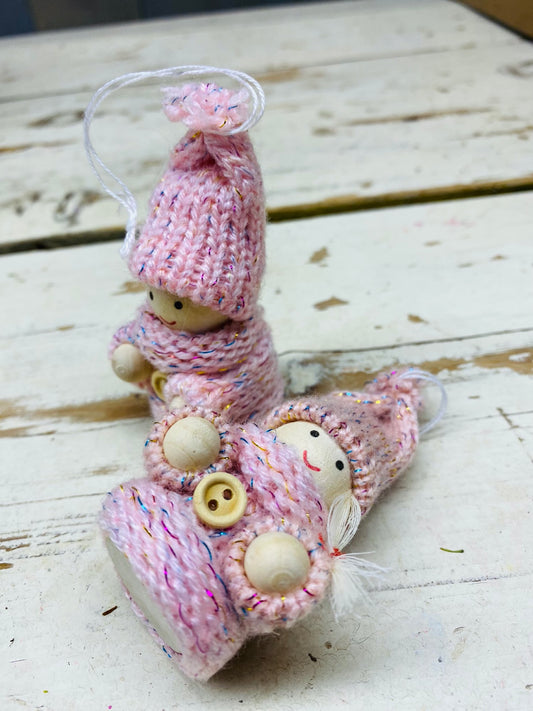 Baby hang popje, hout/roze, L8cm, per stuk