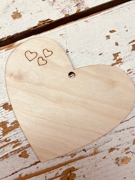 Hart hout naturel met 3 kleine hartjes erop, per stuk